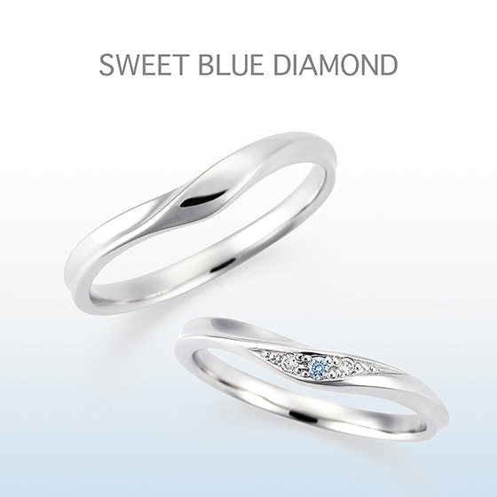 指をきれいにみせるV字のマリッジリング。奥ゆかしく、ひそやかに輝くブルーのダイヤモンドが美しい。