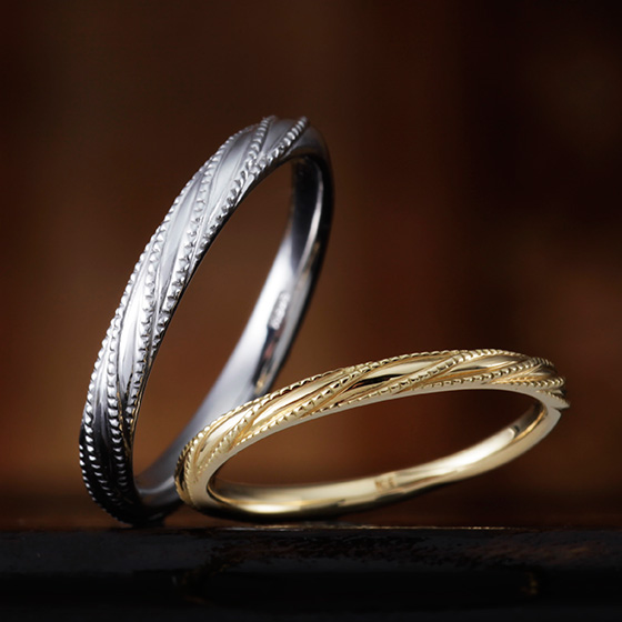 ストレートラインに斜めラインをミル打ち加工で施したデザイン性の高い結婚指輪デザイン。