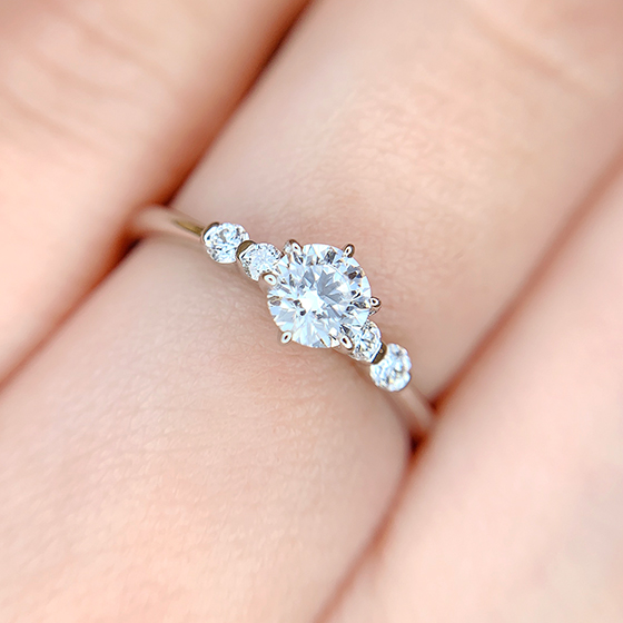 ダイヤモンドの丸みをより感じられる可愛らしさのあるデザインの婚約指輪です。