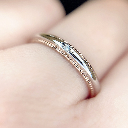 丸みのあるシルエットが可愛らしい結婚指輪です。