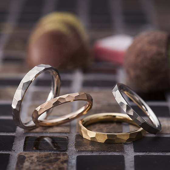 平打ちと槌目加工がスタイリッシュな雰囲気を醸し出す結婚指輪です。