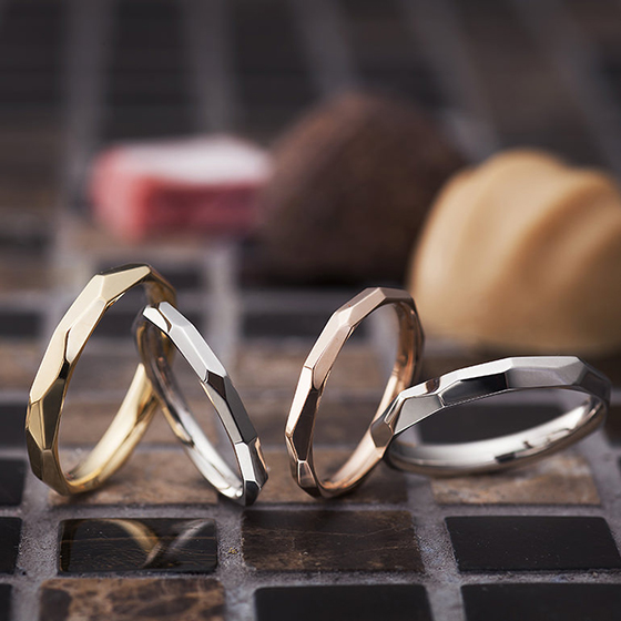 シンプルながらも槌目の表面加工が目を惹くお洒落な結婚指輪。