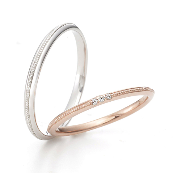 ミル打ちを施すことで、シンプルな結婚指輪にアンティーク感をプラスしたおしゃれなデザインに。
