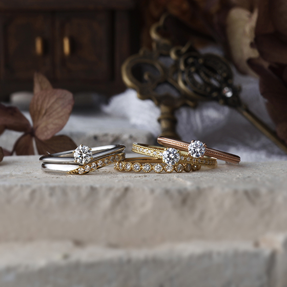 クラシカルなデザインを生み出すシェールラブの婚約指輪。繊細なミル打ち加工が特徴です。ゴールドのカラーで作る婚約指輪もおすすめ。よりアンティークで温かみのある雰囲気に仕上げてくれます。ゴールドのカラーで作る婚約指輪もおすすめ。よりアンティークで温かみのある雰囲気に仕上げ