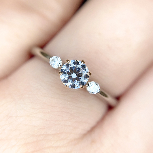 3Pのダイヤモンドが浮き上がって見える様な婚約指輪。ダイヤモンドを支えている爪部分のゴールドが見えるのもおしゃれ。