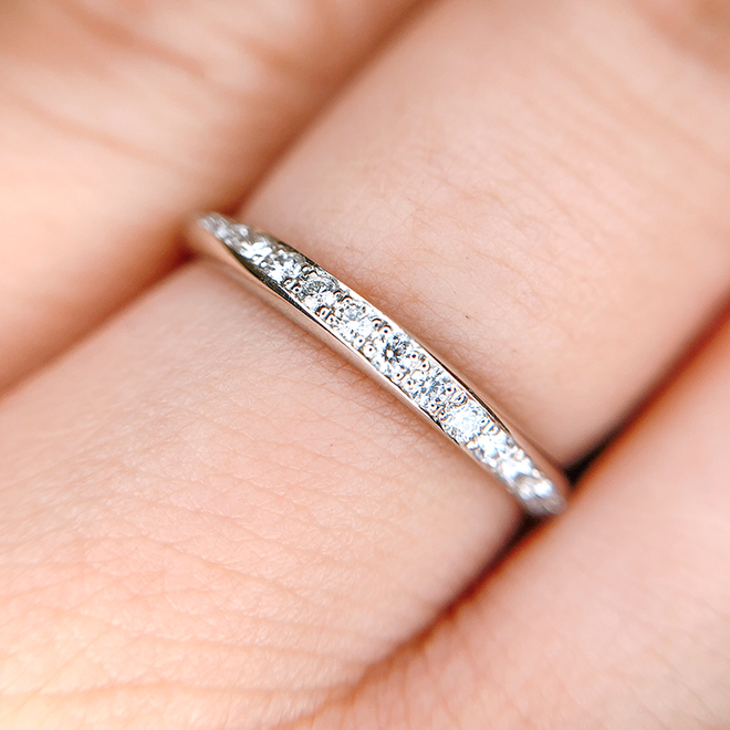 たくさんのダイヤモンドが輝く上品質な結婚指輪です。