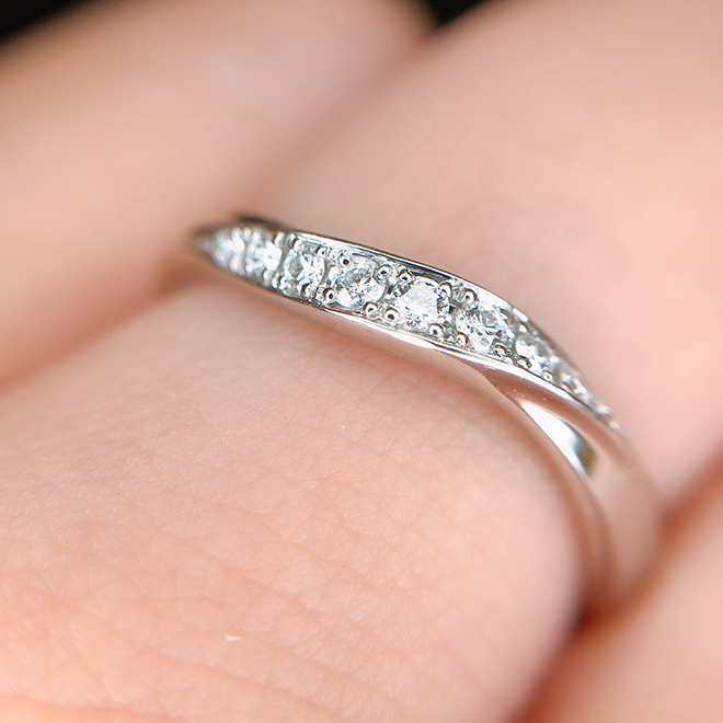 立体感のあるデザインがより動きをだしてくれる結婚指輪。