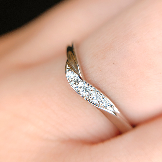 全てのメレダイヤモンドにH&C<ハート＆キューピッド>を使用。拘り抜かれた結婚指輪です。