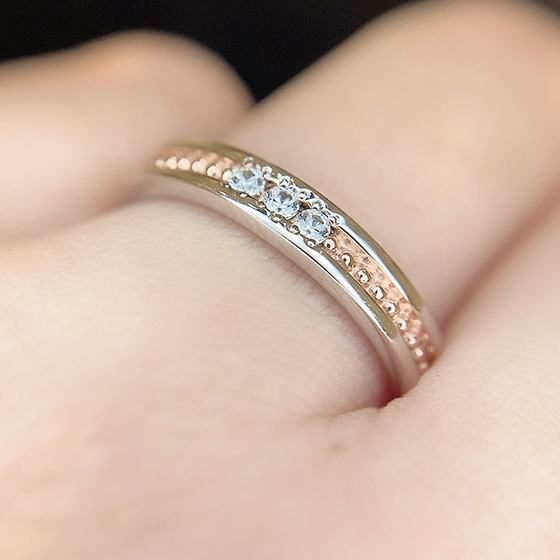 ミル打ち加工とダイヤモンドの輝きが指を華やかに飾ります。