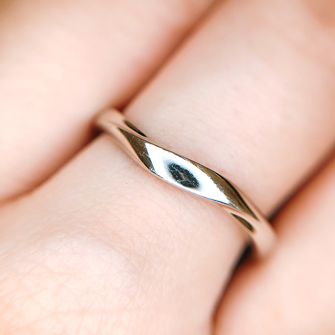 Men'sマリッジリングウェーブラインと立体感のあるデザインが美しい結婚指輪。