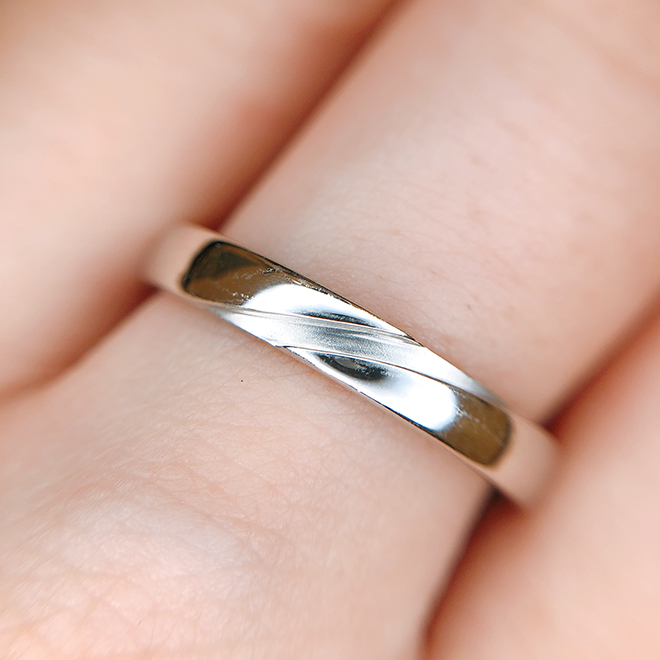 程よいボリューム感が長く愛せるデザイン。男性らしさの詰まった結婚指輪です。