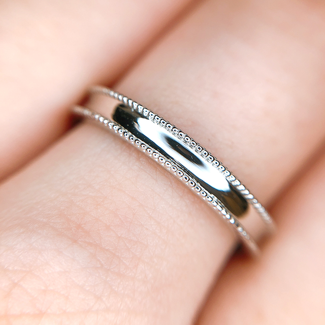 コントラストの効いたミル打ちが特徴的なmen'sの結婚指輪。女性用としてもお選び頂けます。