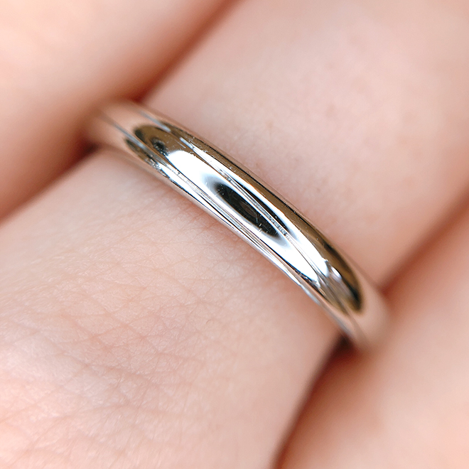lady'sのダイアモンドの流線と同じ流れのラインがお洒落な結婚指輪です。