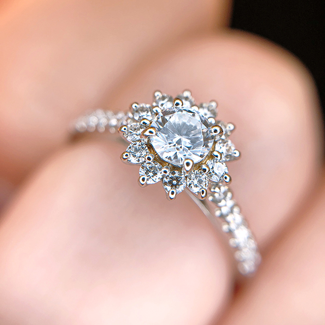 中心に向かって高さのある婚約指輪。ダイヤモンドがより強い輝きを放ちます。