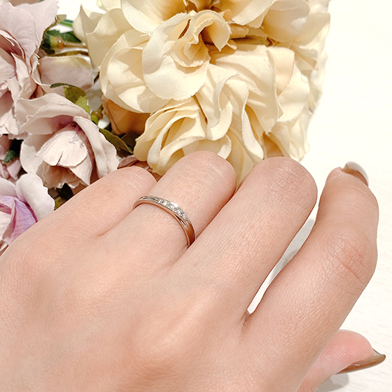 緩やかなカーブが指に馴染む結婚指輪。メレダイヤのラインが女性らしさを演出してくれる