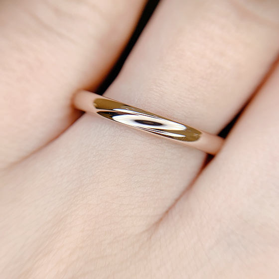 流線形が美しい凹みデザインの施されたMen'sの結婚指輪です。