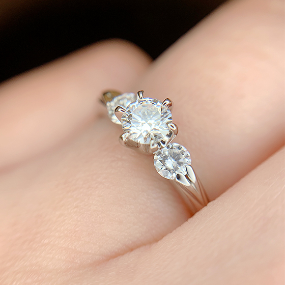 婚約指輪としての重厚感を十分に感じられるとても美しいデザインです。