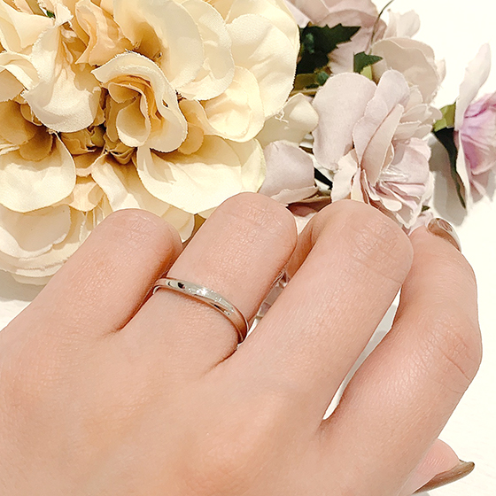 ダイヤモンドなしのタイプもご用意。普段使いも安心のシンプルな結婚指輪です。