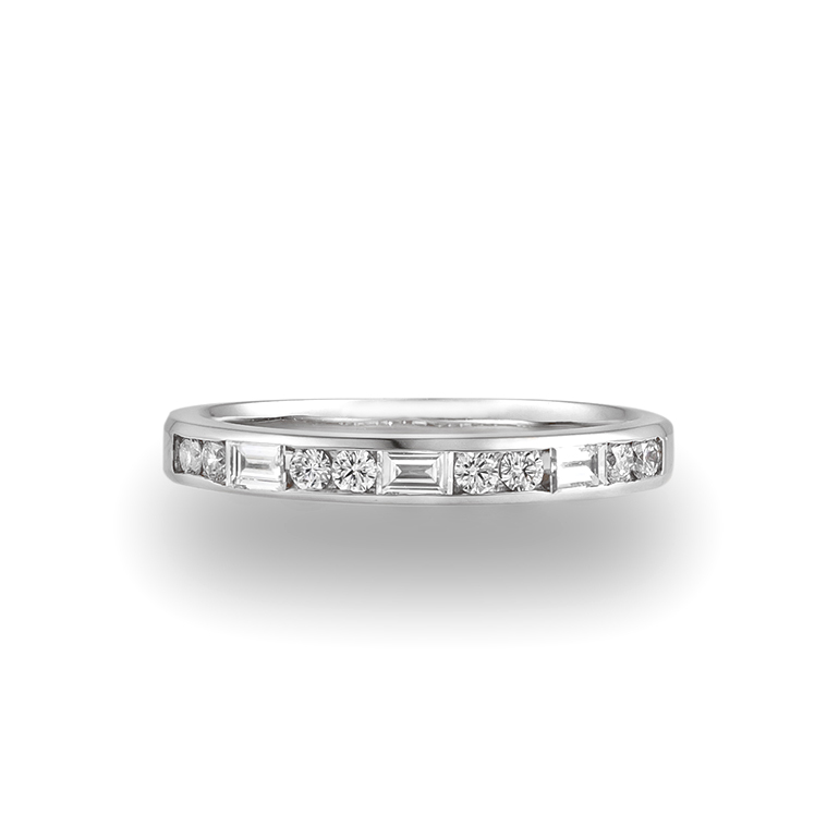 手元を上品に見せたい方はプラチナがおすすめ！結婚指輪との重ね付けも素敵ですね。