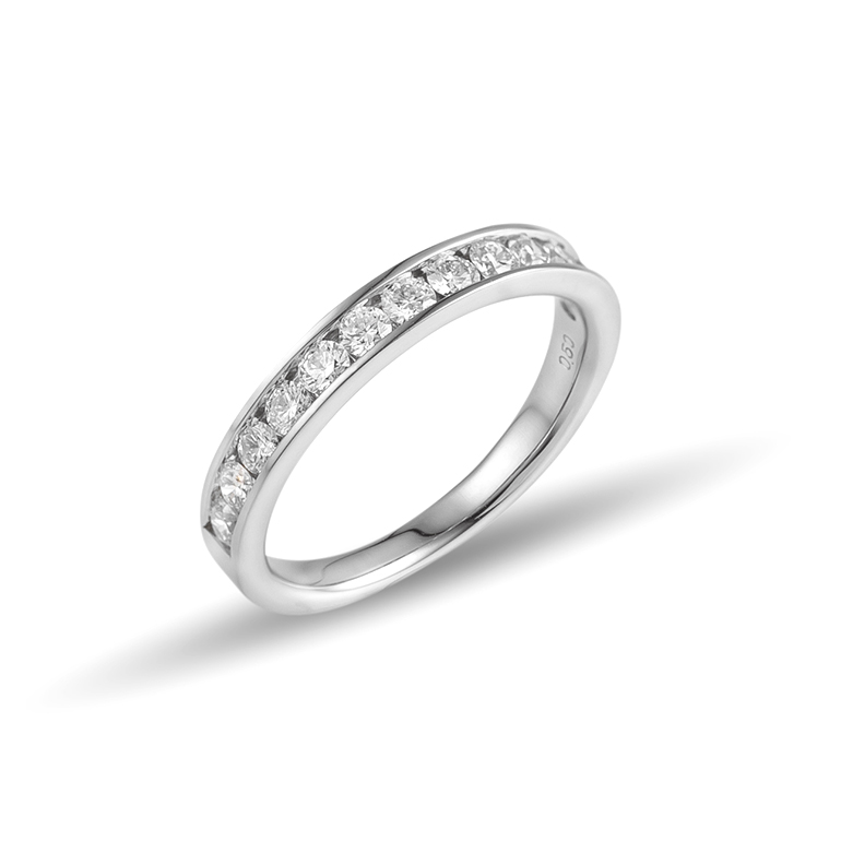永遠の愛を象徴する『eternity』 極上の輝き『ハート＆キューピット』の ダイヤモンドを使用したエタニテイーリングは女性の憧れるリングの1つ。 