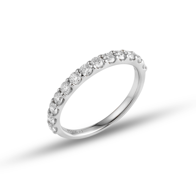 ダイヤモンドが際立つ爪留めタイプのハーフエタニティリング。婚約指輪（エンゲージリング）としても人気があります。
