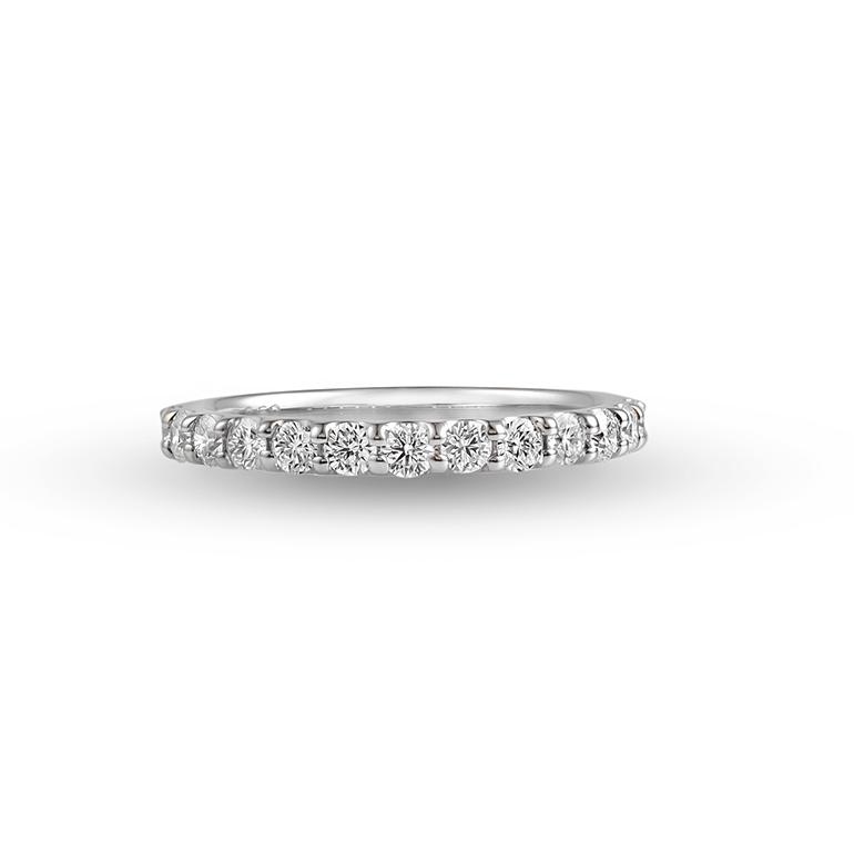 永遠を意味するエタニティリングは、リングの半周にとぎれなく同カット、同サイズのダイヤモンドを留めたデザイン。その華やかさは、女性の指を美しく演出します。