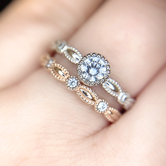 繊細なミル打ち加工が上品な婚約指輪と結婚指輪のセットリング。