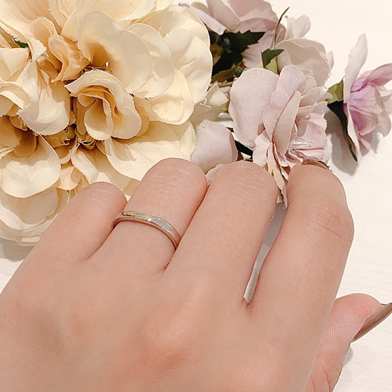 ダイヤモンドなしのタイプもご用意。飽きのこないシンプルなデザインの結婚指輪。