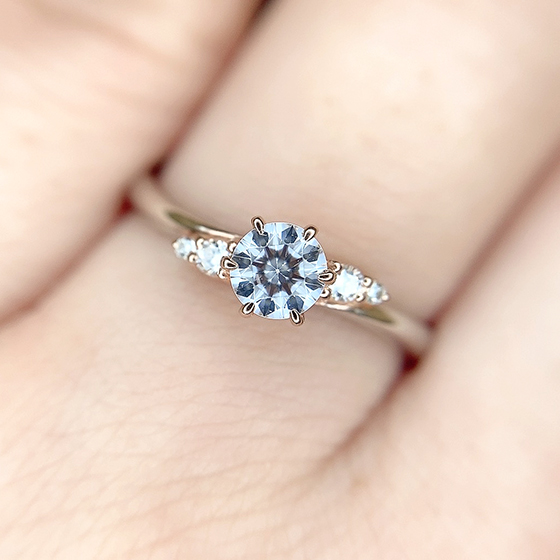 流れるグラデーションのダイヤモンドが美しい婚約指輪。