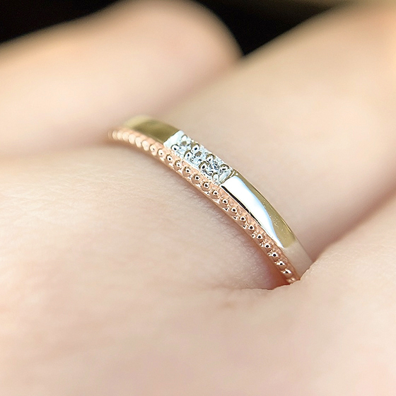 平打ちベースのリングとミル打ち加工がおしゃれな結婚指輪。