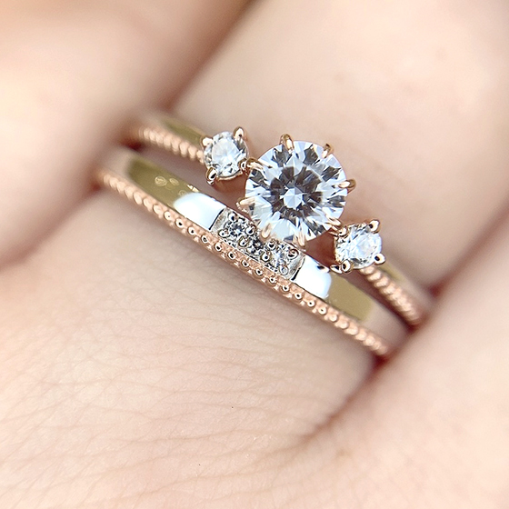 ミル打ちデザインがリンクした大人っぽく可愛らしい婚約指輪と結婚指輪とセットリングです。