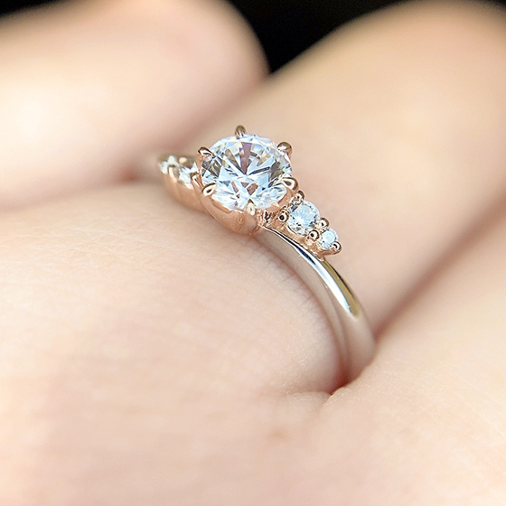 ダイヤモンドを支えるシャトン部分をゴールド素材でデザインされた婚約指輪。