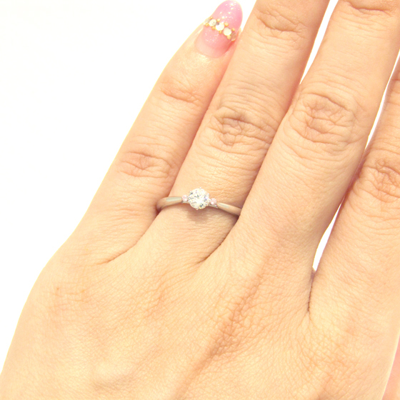 指を細く長く見せてくれるデザイン♡さりげないピンクダイヤがとてもキュートなエンゲージリング