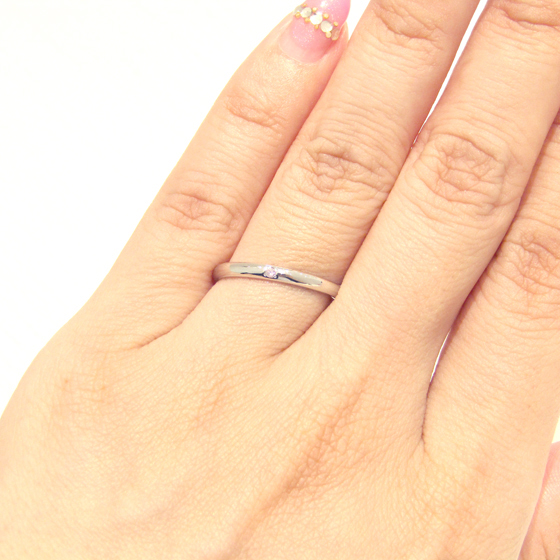 シンプルストレートにダイヤ１石♡王道の結婚指輪はコレ♪ピンクダイヤがアクセントに。