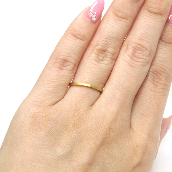 画像の素材はイエローゴールド。ゴールド色の結婚指輪が人気です。