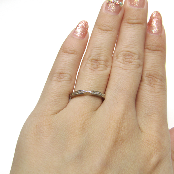 中心部分が絞られており指を細く長く演出します♡メレダイヤがふんだんに留められた結婚指輪。