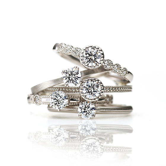 クラシカルなデザインを生み出すシェールラブの婚約指輪。繊細なミル打ち加工が特徴です。