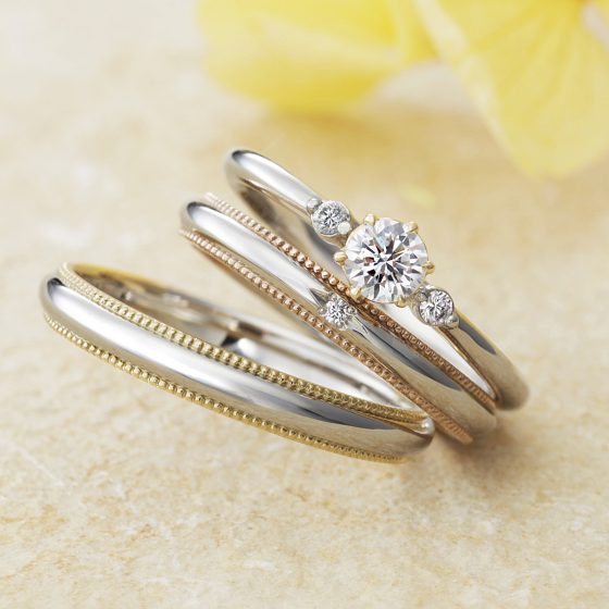 上下に施されたミル打ちが美しい結婚指輪とのセットリングでよりアンティーク感を引き出したデザイン。