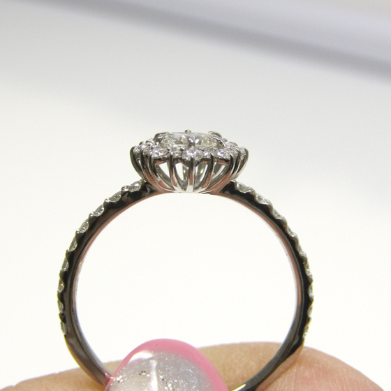光がたっぷりと差し込み、ダイヤモンドがより一層輝く婚約指輪