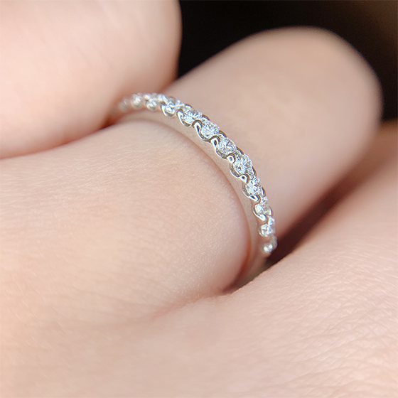 爪ドメの良いところは、様々な角度からダイヤモンドの輝きを感じられるところです。