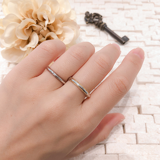 上下ミル打ち加工がシンプルで上品な印象を与えてくれる結婚指輪です。ミル打ち加工は昔からあるデザインで大変人気のあるデザインです。