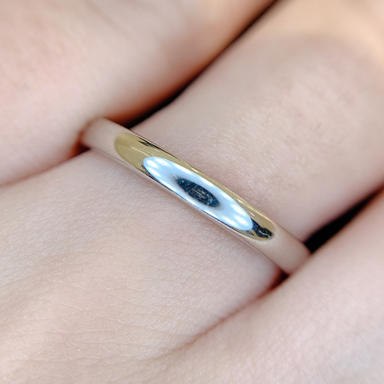 程よい丸みが指にフィットする結婚指輪です。