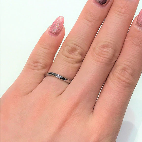 「シンプルなデザインが好み、でもちょっぴり個性もほしい」そんな方におススメの緩やかなカーブの結婚指輪。