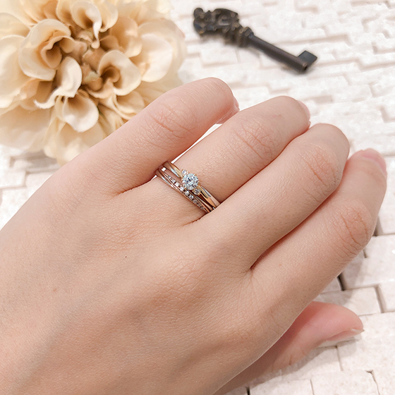 斜めラインを揃えたデザインがおしゃれ。婚約指輪はイエローゴールド、結婚指輪はピンクゴールドとのコンビネーションデザインです。