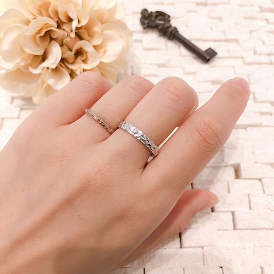 おそろいのデザインで男女それぞれ好みに合わせたボリュームでデザインされた結婚指輪。