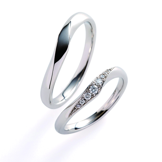 >少しカーブの強めで、お指がきれいに見える結婚指輪です。