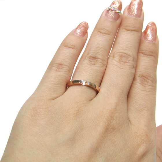 お２人の結婚指輪を重ね合わせると♡が浮かび上がるロマンチックなデザイン。