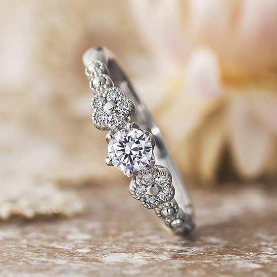 お指にパッとお花が咲いたイメージの婚約指輪。丸みを活かした愛らしいデザインに仕上げました。