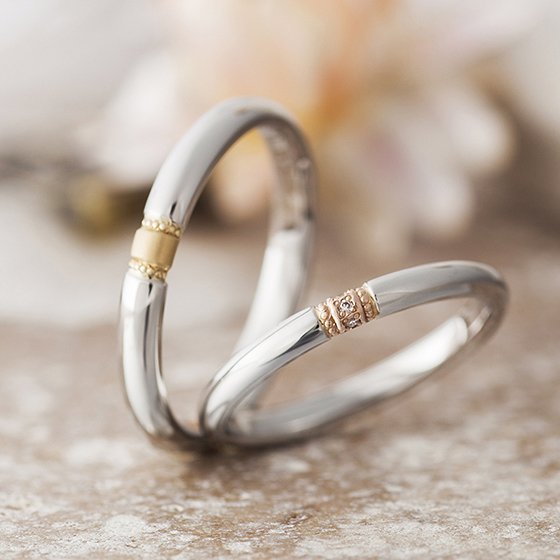丸くコロンとした形状が可愛い結婚指輪（マリッジリング）センターのみ色味を変えてミル打ち（ミルグレイン）することでアンティーク感が出ます