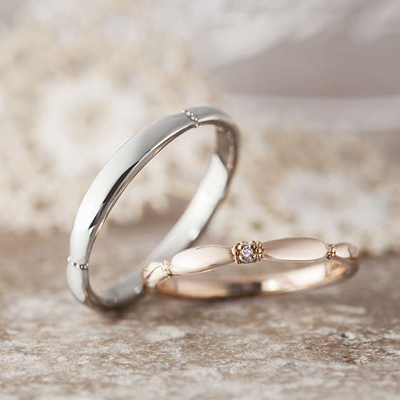 シンプルなストレートラインの結婚指輪をかわいらしくアレンジ☆強弱のあるボリューム感が優しい印象に